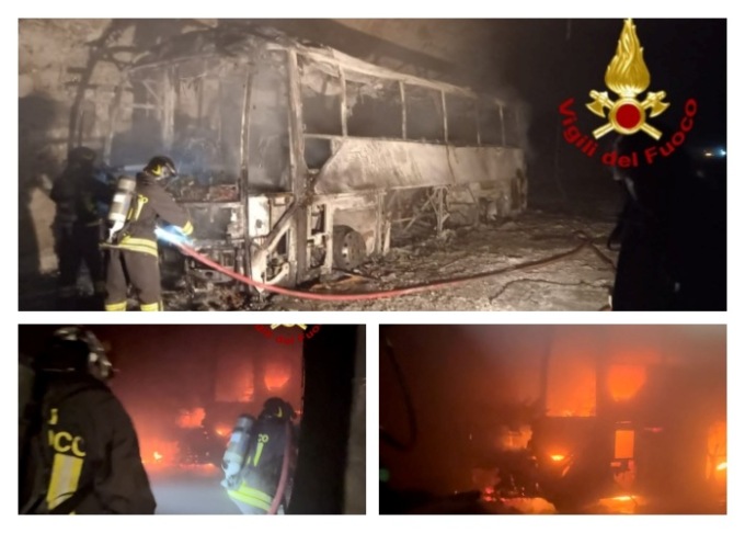 Ridotto a uno scheletro il pullman incendiato sull’A12