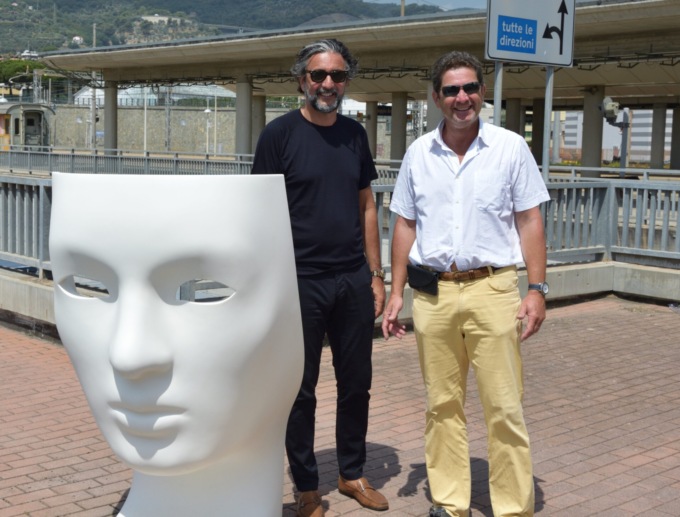 Imprenditore dona “statua-poltrona” al Comune di Taggia