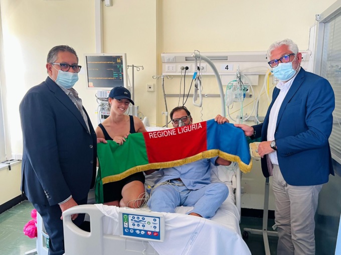 Pullman in fiamme: Toti dona bandiera regione Liguria all’autista