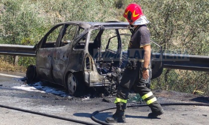 Prende fuoco un'auto a Taggia, conducente salvo per miracolo