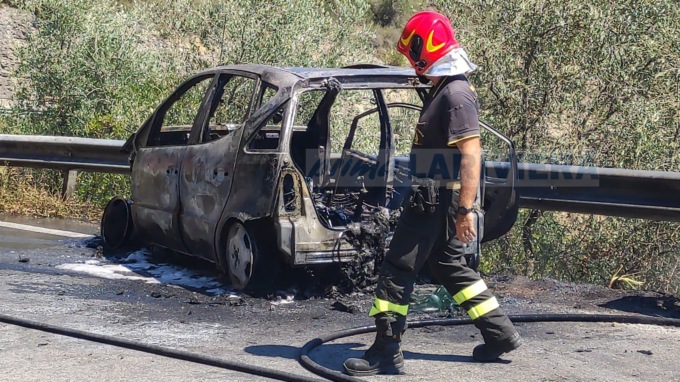 Prende fuoco un’auto a Taggia, conducente salvo per miracolo