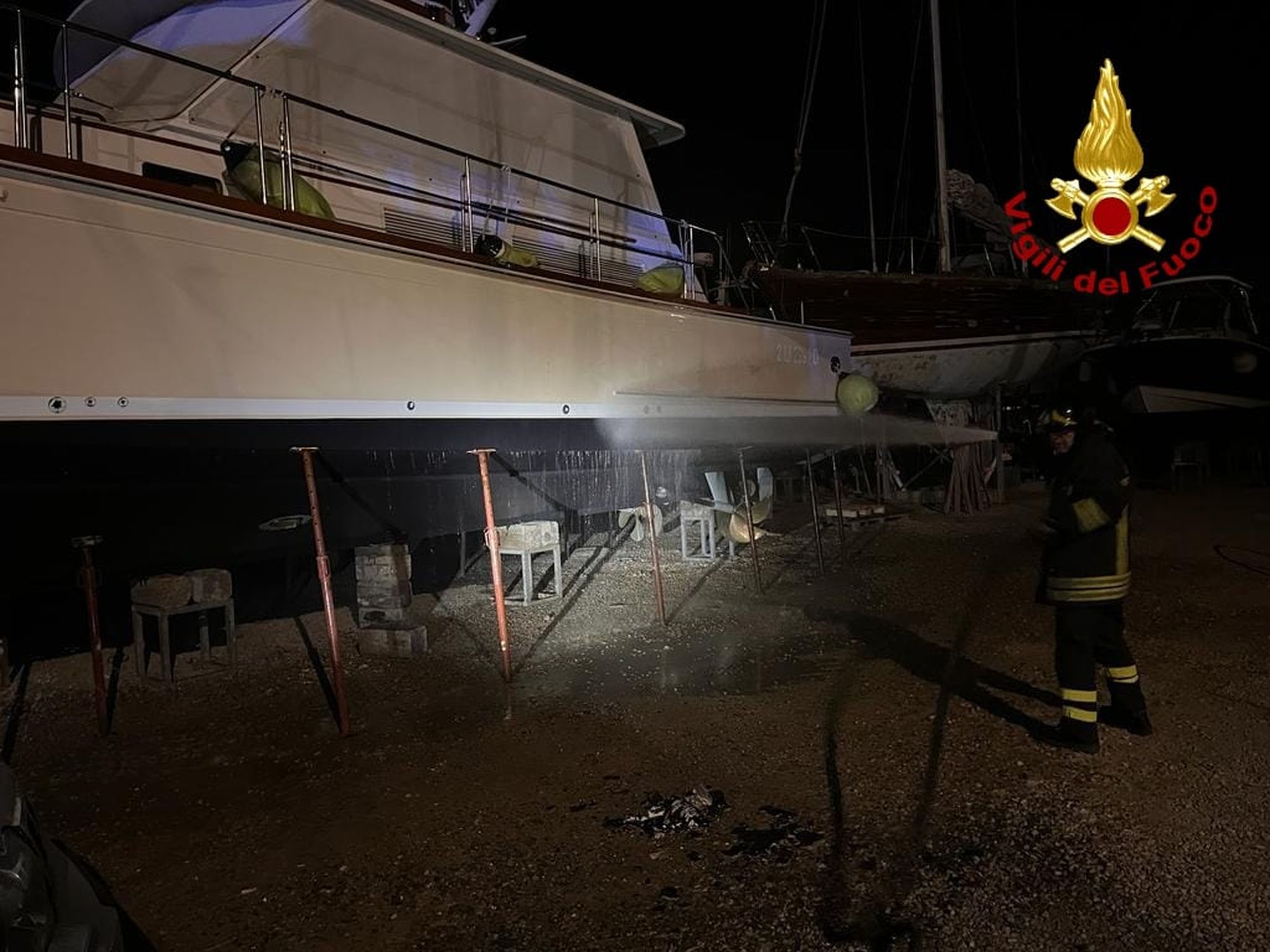 incendio barca cantieri nautici arma di taggia_03_risultato