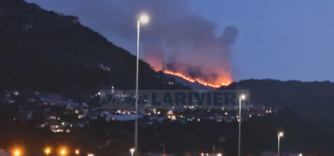 Vasto incendio boschivo in val Roya tra Italia e Francia