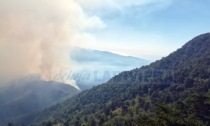 In fiamme ettari di bosco tra l'Italia e la Francia, elicotteri e Canadair in azione