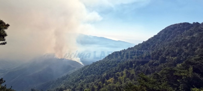 In fiamme ettari di bosco tra l’Italia e la Francia, elicotteri e Canadair in azione