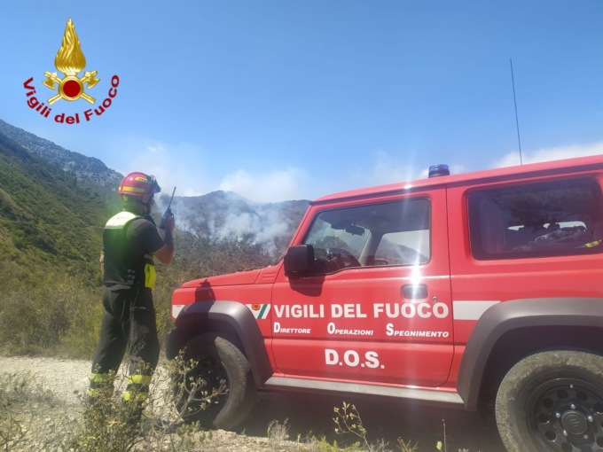 Bruciano le alture di Torri superiore a Ventimiglia