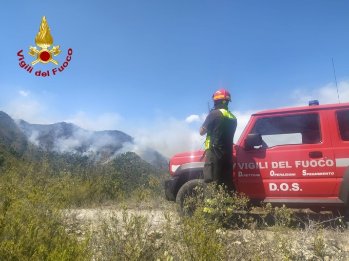 Sotto controllo l’incendio di Olivetta, ma più di 30 gli ettari bruciati. Video e foto