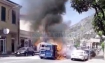 Il video con le esplosioni del furgone bruciato sull'Aurelia a Camporosso