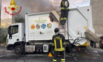 Razzi di segnalazione nell'indifferenziata: brucia mezzo dell'igiene urbana a Sanremo