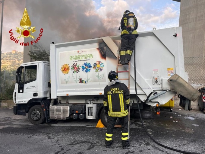 Razzi di segnalazione nell’indifferenziata: brucia mezzo dell’igiene urbana a Sanremo