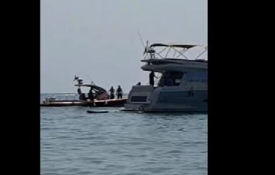 Imbarcazioni pericolosamente vicino alle boe e ai bagnanti. Il video