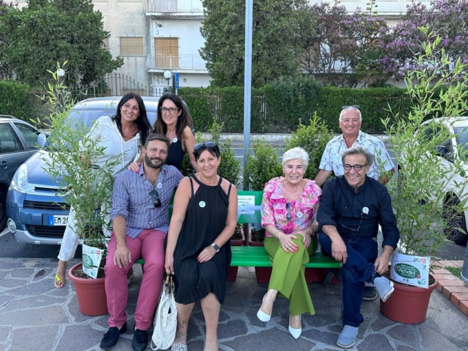 Ceriale inaugura le nuove panchine sul lungomare