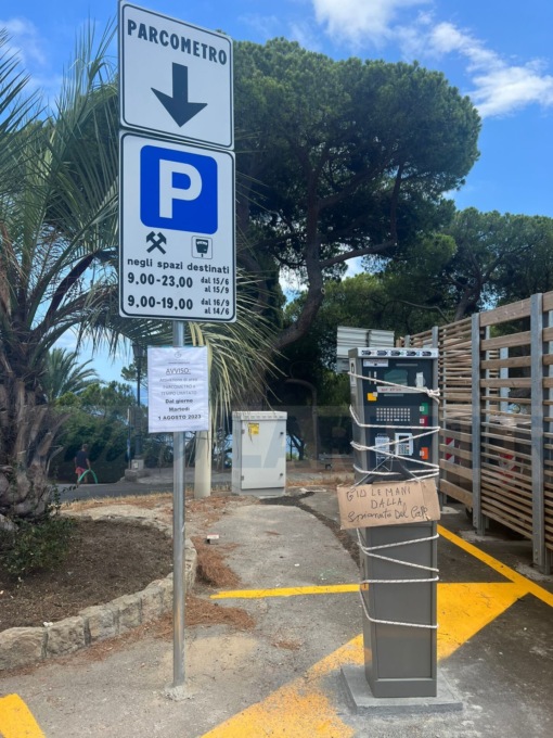 Giù le mani dalla Spianata del Capo: i no “strisce blu” fasciano un parcometro e appendono un cartello