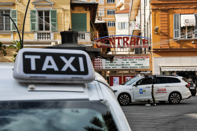 “Non mi hanno fatta salire sul taxi col cane”, nasce un caso a Sanremo