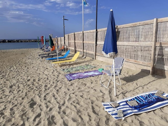 Spiaggia libera, posti occupati già all’alba dai “furbetti del telo”