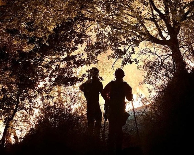 Oltre 300 metri di fronte per l’incendio di Verezzo, in azione un elicottero