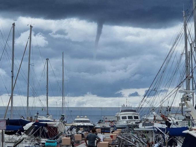 Tromba marina davanti a Porto Sole