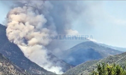 Inferno di fuoco in provincia, bruciano le alture tra Taggia e Badalucco