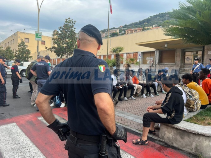 Fermo di identificazione per una trentina di migranti fuori dalla stazione