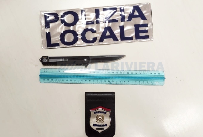 Girava armato di coltello per strada, 27enne denunciato dalla polizia locale