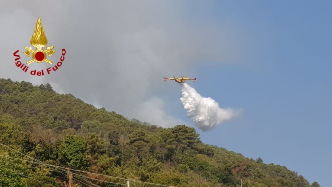 Ponente in fiamme: in corso di spegnimento il rogo di Ceriana
