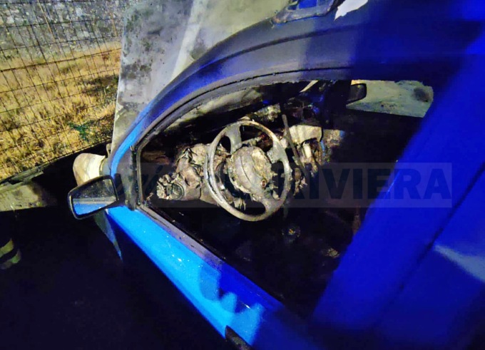 In fiamme l’auto del titolare di un bar a Ventimiglia, danni ad altre due vetture