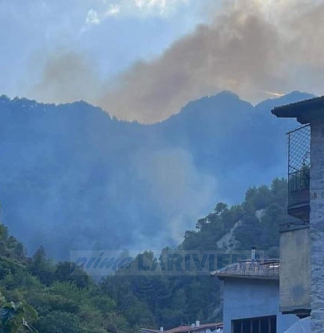 Hanno ripreso a bruciare le alture di Torri Superiore a Ventimiglia