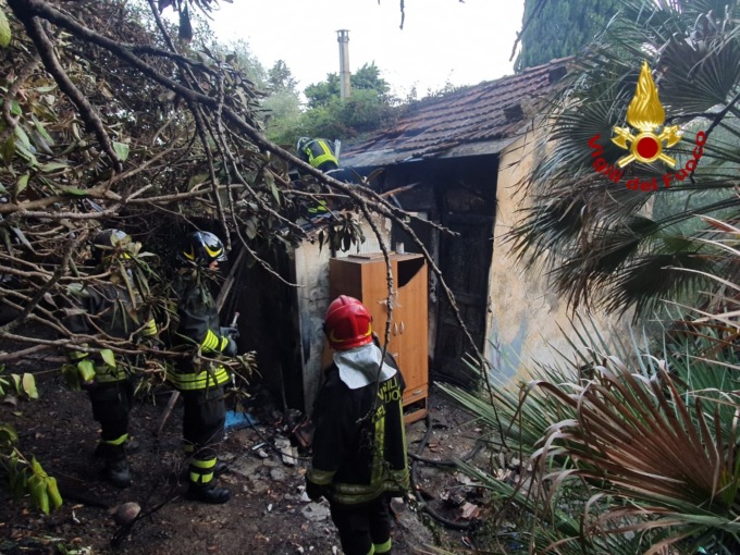 In fiamme un casolare disabitato ad Artallo di Imperia