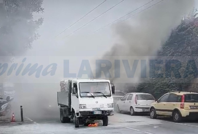 Brucia motocarro, chiusa corso Genova a Ventimiglia