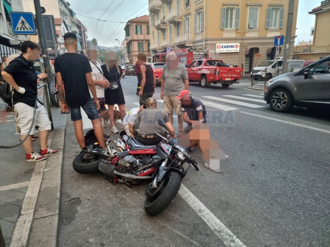 Schianto auto e moto in corso Cavallotti a Sanremo, ferita una ragazza