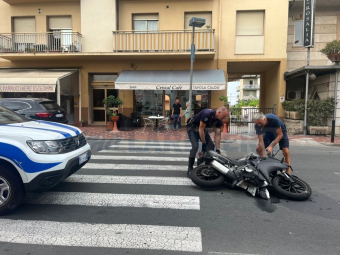 Scontro moto e scooter a Bordighera, due feriti