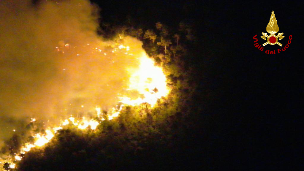 le immagini col drone dei vigili del fuoco degli incendi di taggia e ceriana agosto 2022_04