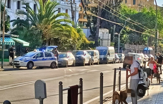 Scooter investe pedone sulle strisce in corso Matuzia, 2 feriti