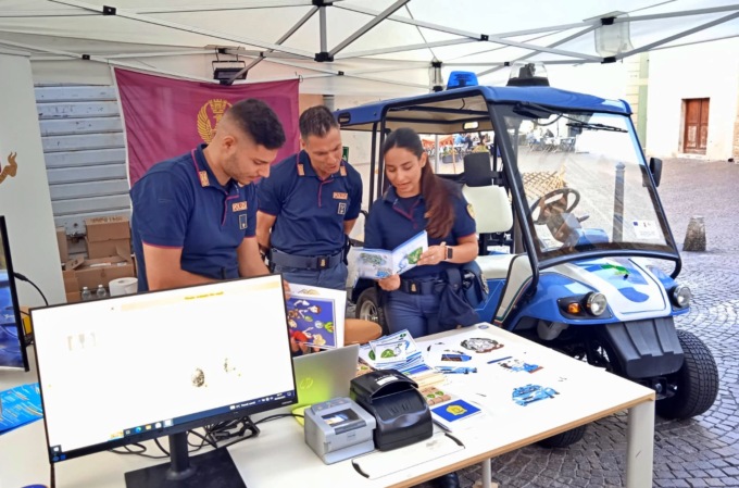 Lo stand della polizia all’Agosto Medievale di Ventimiglia