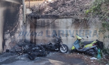 Due scooter in fiamme alle case popolari di via Lamarmora a Sanremo