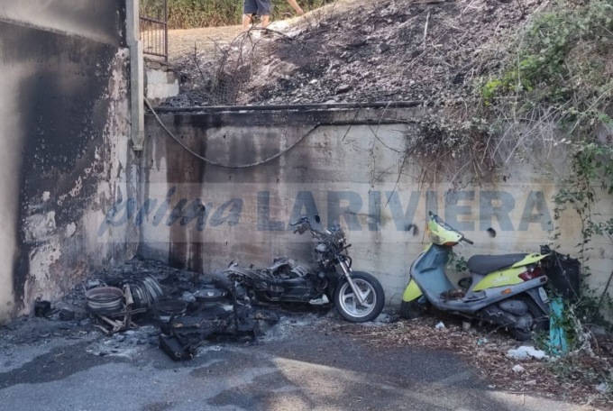 Due scooter in fiamme alle case popolari di via Lamarmora a Sanremo