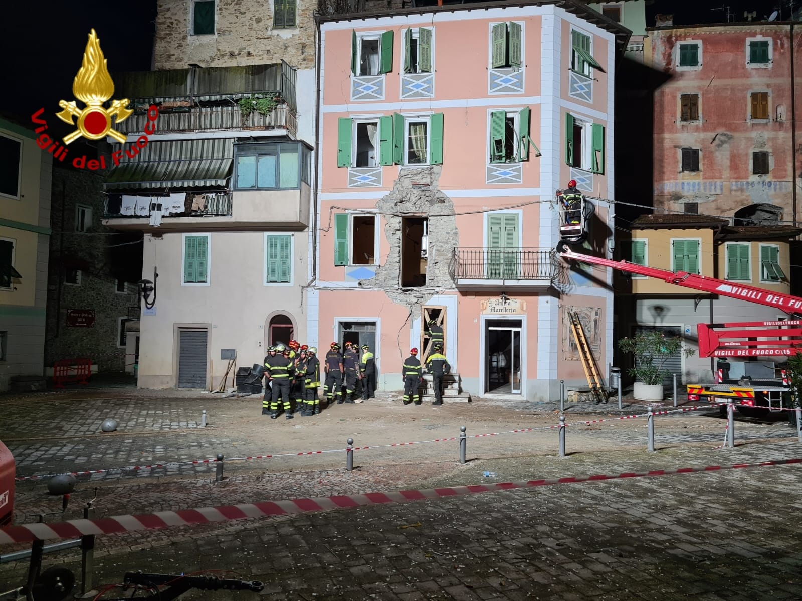 vigili del fuoco casa puntellata palazzina esplosione esplosa soldano 27 agosto 2023 incidente_02