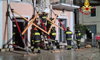 I vigili del fuoco hanno lavorato tutta la notte per mettere in sicurezza la palazzina esplosa. Foto