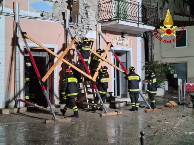 I vigili del fuoco hanno lavorato tutta la notte per mettere in sicurezza la palazzina esplosa. Foto