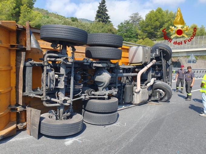 Mezzo dell’igiene urbana si ribalta sull’A10, ferito il conducente