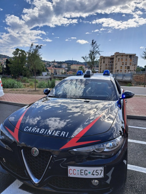 Tentata rapina “Se chiamate i Carabinieri brucio il negozio”