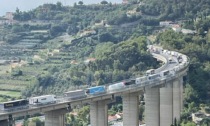 Scoppia pneumatico di un tir in cantiere A10: coda fino a 7 km verso Ventimiglia
