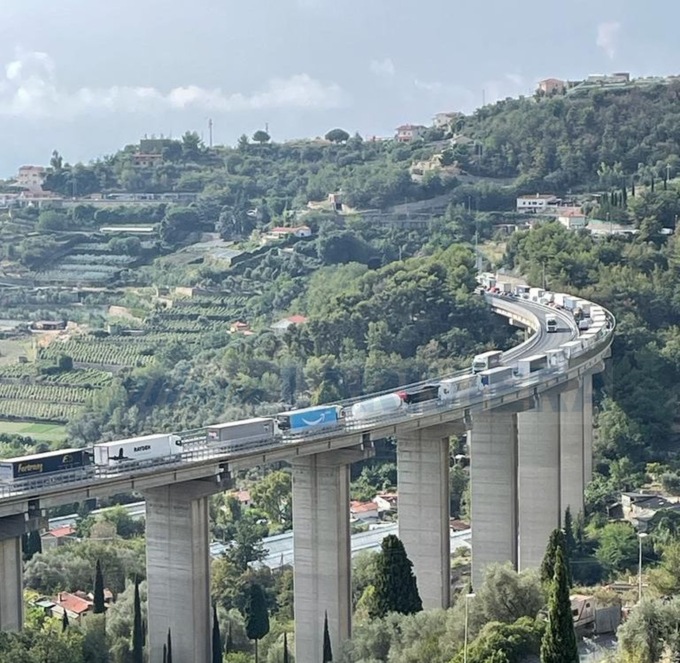 L’esodo di Capodanno verso la Francia: 9+3 km di coda sull’Autofiori verso il confine