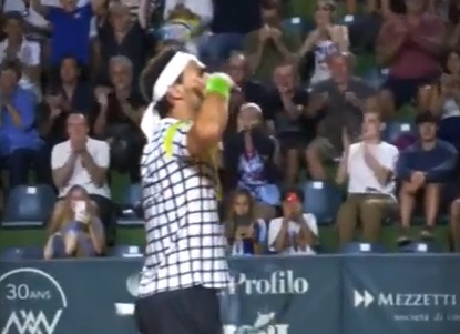 Fabio Fognini che riattacca il telefono a capitan Volandri. Il video è virale