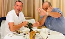 Gerry Scotti e Amadeus beccati a colazione assieme: "Conoscere un buon albergo a Sanremo?"