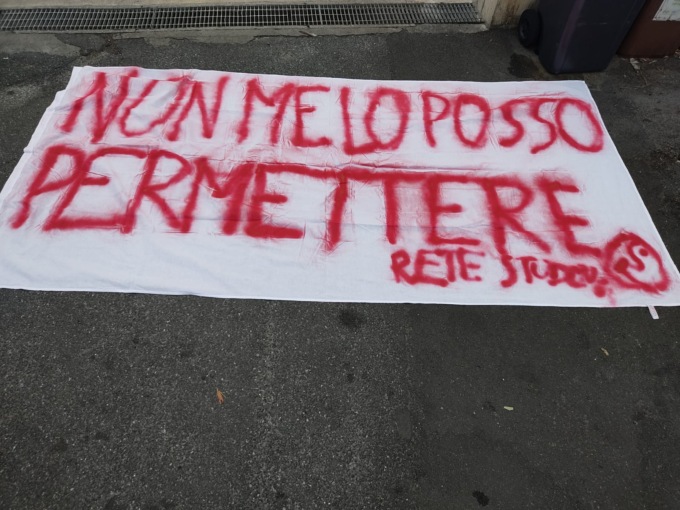 Gli studenti liguri di fronte alle scuole contro il caro-scuola con lo striscione “Non me lo posso permettere”