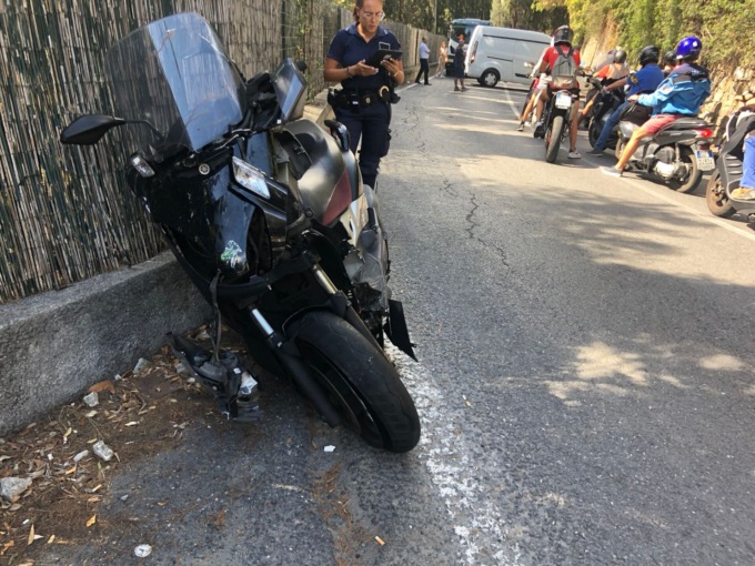 Scontro tra moto su Capo Berta