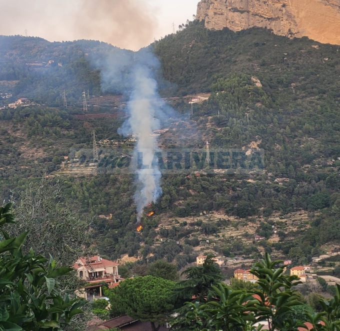 Incendio sopra il cavalcavia di Ventimiglia, fiamme in zona impervia