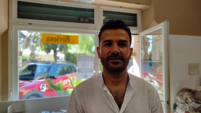 Al mare, scompare la sacca con i passaporti della famiglia. L’appello di Mohammed