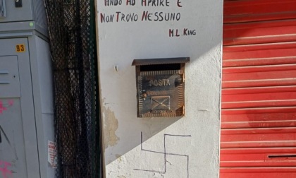 Una svastica all'ingresso della sede di Rifondazione Comunista a Sanremo